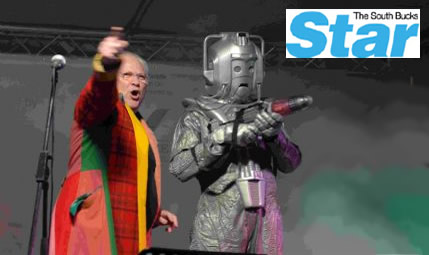 The cyberman helps Colin Baker turn on the Christmas Lights